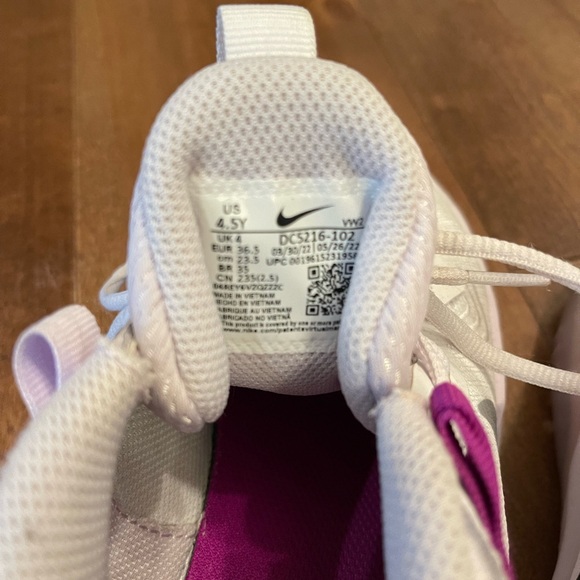 Girls Nike shoes size 4.5. Worn inside only. - Picture 4 of 5